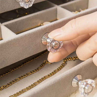 boite a bijou zoom sur bouton tiroir style diamant