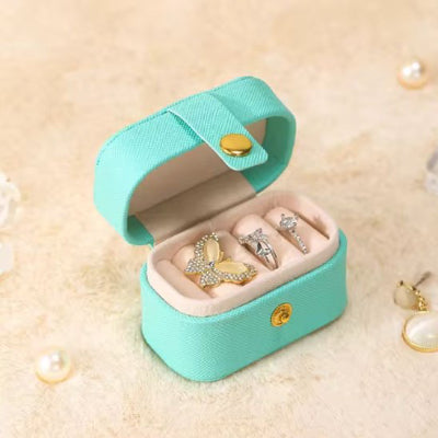 Boite à bijoux bleu ouverte bijou rangé