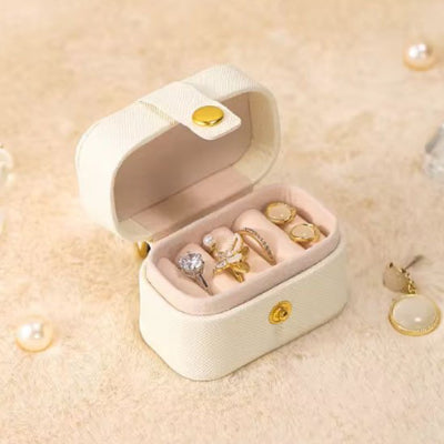 Boite à bijoux crème  ouverte bijoux bien installé