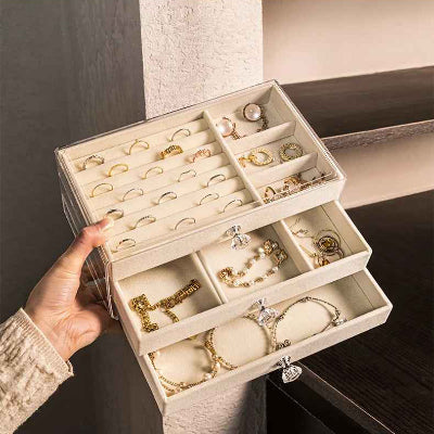 boite a bijoux  femme la tiens tiroir ouvert bague bracelet collier rangé 