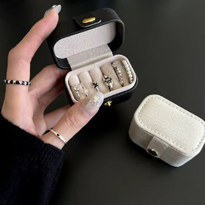 Boite a bijoux noir femme tiens la boite avec une main