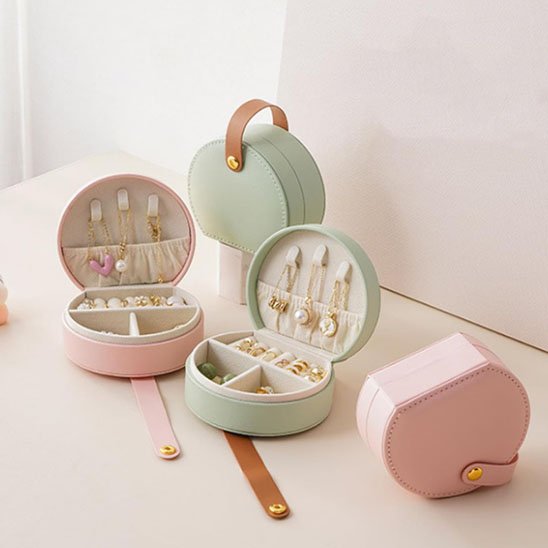 Boite a bijoux ouvert bijoux bien range