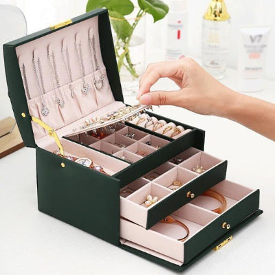 Boite a bijoux ouverte femme choisit bijou
