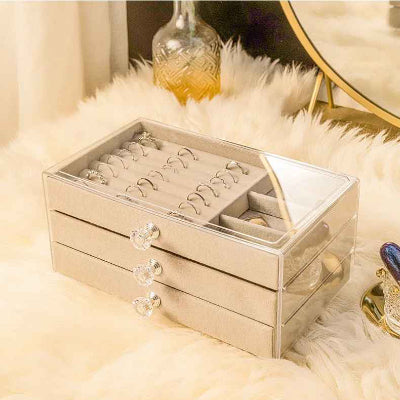 boite a bijoux pose sur commode bague rangé compartiment haut transparent