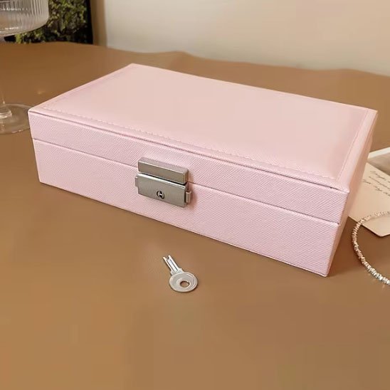 Boite a bijoux rose fermé avec sa clé