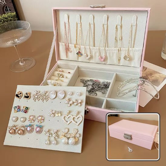 Boite a bijoux rose ferme et ouverte zoom sur écrin boucle d'oreille