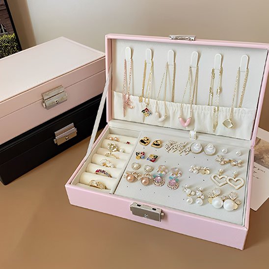 Boite a bijoux rose ouverte bijou bien rangé