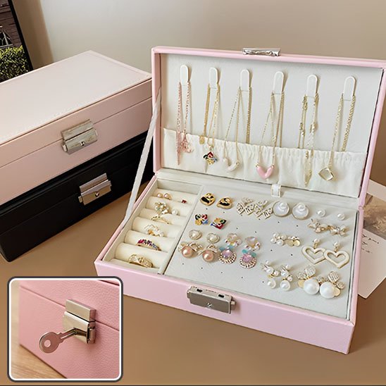 Boite a bijoux rose ouverte bijou bien rangé et zoom sur fermeture avec clé