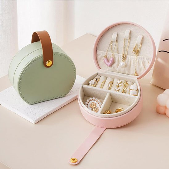 Boite a bijoux vert rose ouverte bijou range