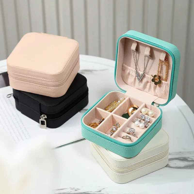 boite a bijoux voyage superposé noir blanc rose bleu ouverte chaque bijou bien rangé