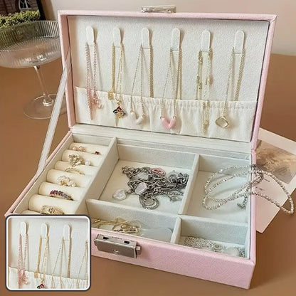 Boite a bijoux zoom sur écrin collier suspendu