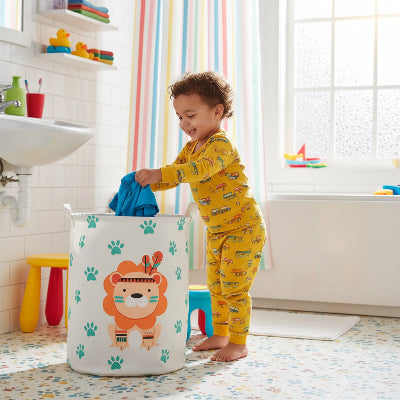 Panier à linge dans salle de bain enfant pose vêtement