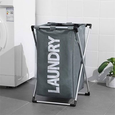 Panier a linge gris dans salle de bain
