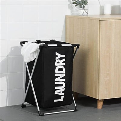 Panier a linge noir dans salle de bain vetement deborde