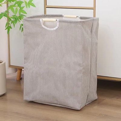 Panier à linge sale a raillure poser dans salle de bain