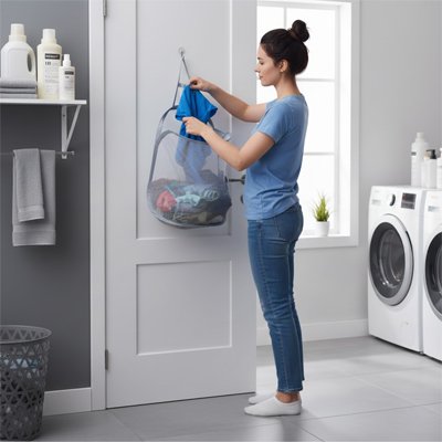 Panier à linge sale accrocher au mur femme met vetement dans panier