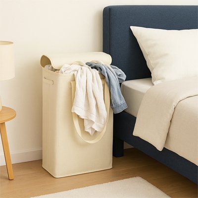 Panier à linge sale beige installer dans chambre