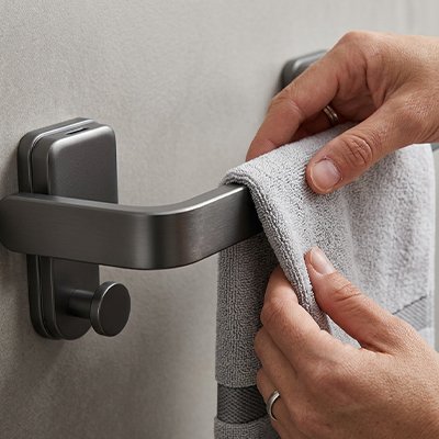 Porte serviette salle de bain zoom sur support homme utilise la serviette