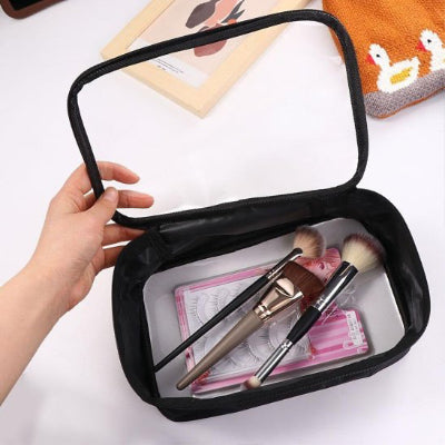 Trousse de maquillage femme tiens la trousse
