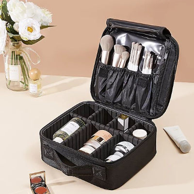 Trousse de maquillage maquillage et accessoire bien rangés et visible 