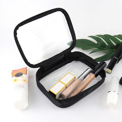 Trousse de maquillage ouverte avec maquillage 