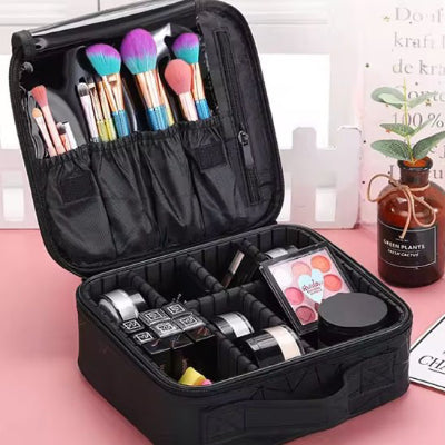 Trousse de maquillage ouverte pinceaux dans l'étui du haut et maquillage dans compartiment du bas