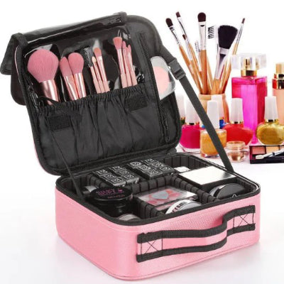 Trousse de maquillage rose ouverte pinceaux dans les étuis du haut et maquillage dans compartiment du bas