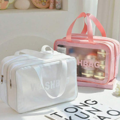 Trousse de toilette blanc et rose poser sur table