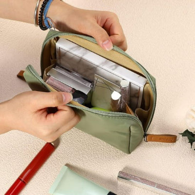 Trousse de toilette femme montre l'intérieur de la trousse