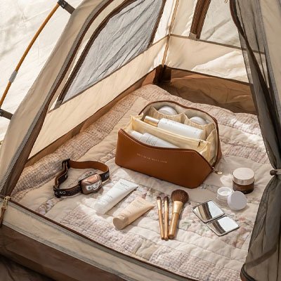 Trousse de toilette femme poser dans tente avec produit