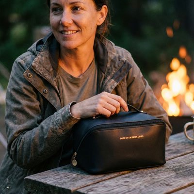 Trousse de toilette femme tiens trousse devant feu de camp