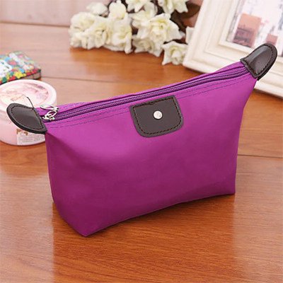 Trousse de toilette femme violet posé sur table