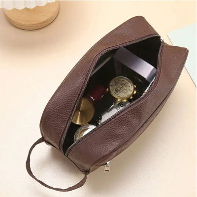 Trousse de toilette homme marron ouverte produit bien organisé