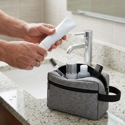 trousse de toilette homme ouverte avec produits a l'interieur