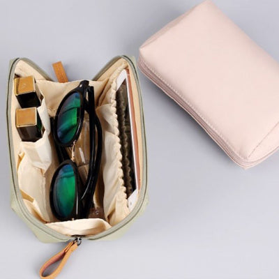 Trousse de toilette  ouverte avec lunette et maquillage rangé