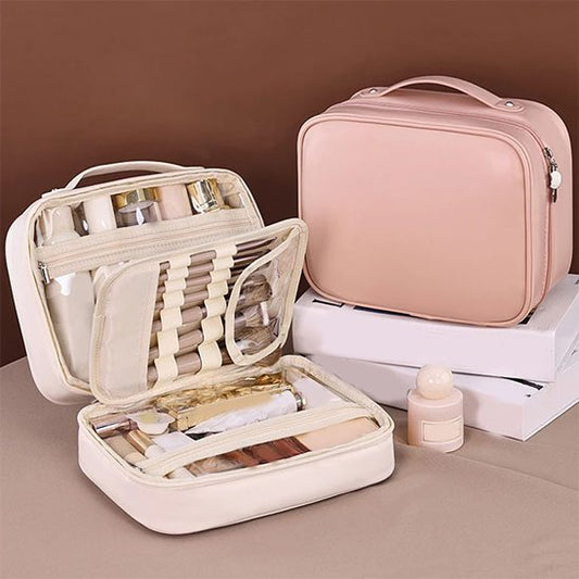Trousse maquillage beige ouverte avec détail des compartiments