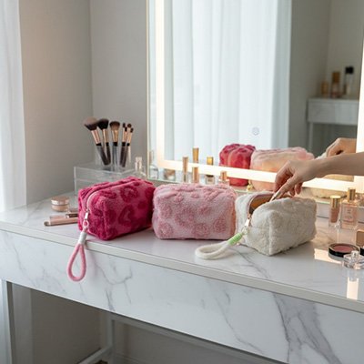 Trousse maquillage couleur fushia rose clair et blanc