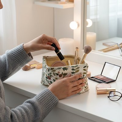 Trousse maquillage femme range maquilaage a l'interieur