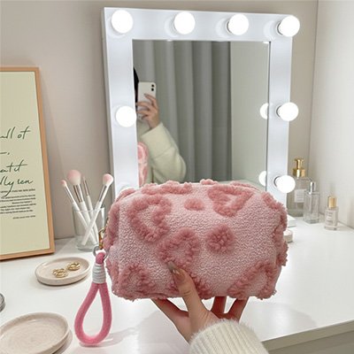 Trousse maquillage fille prend en photo trousse porte dans la main