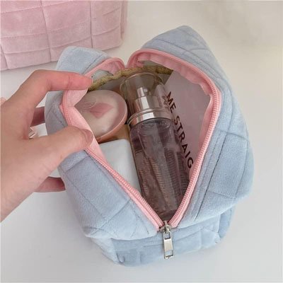 Trousse maquillage ouverte avec maquillage rangé