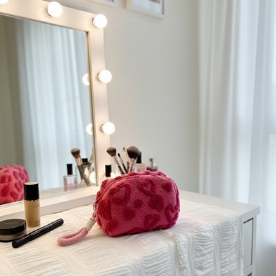 Trousse maquillage peluche avec coeur posé sur commode
