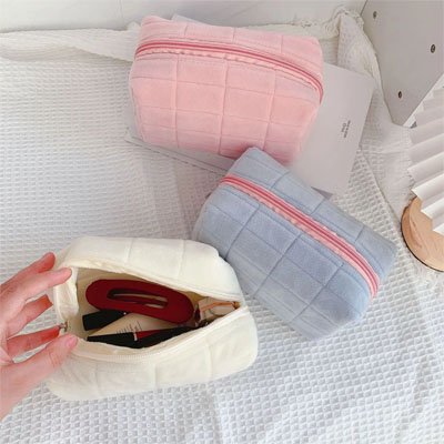 Trousse maquillage posé sur le lit